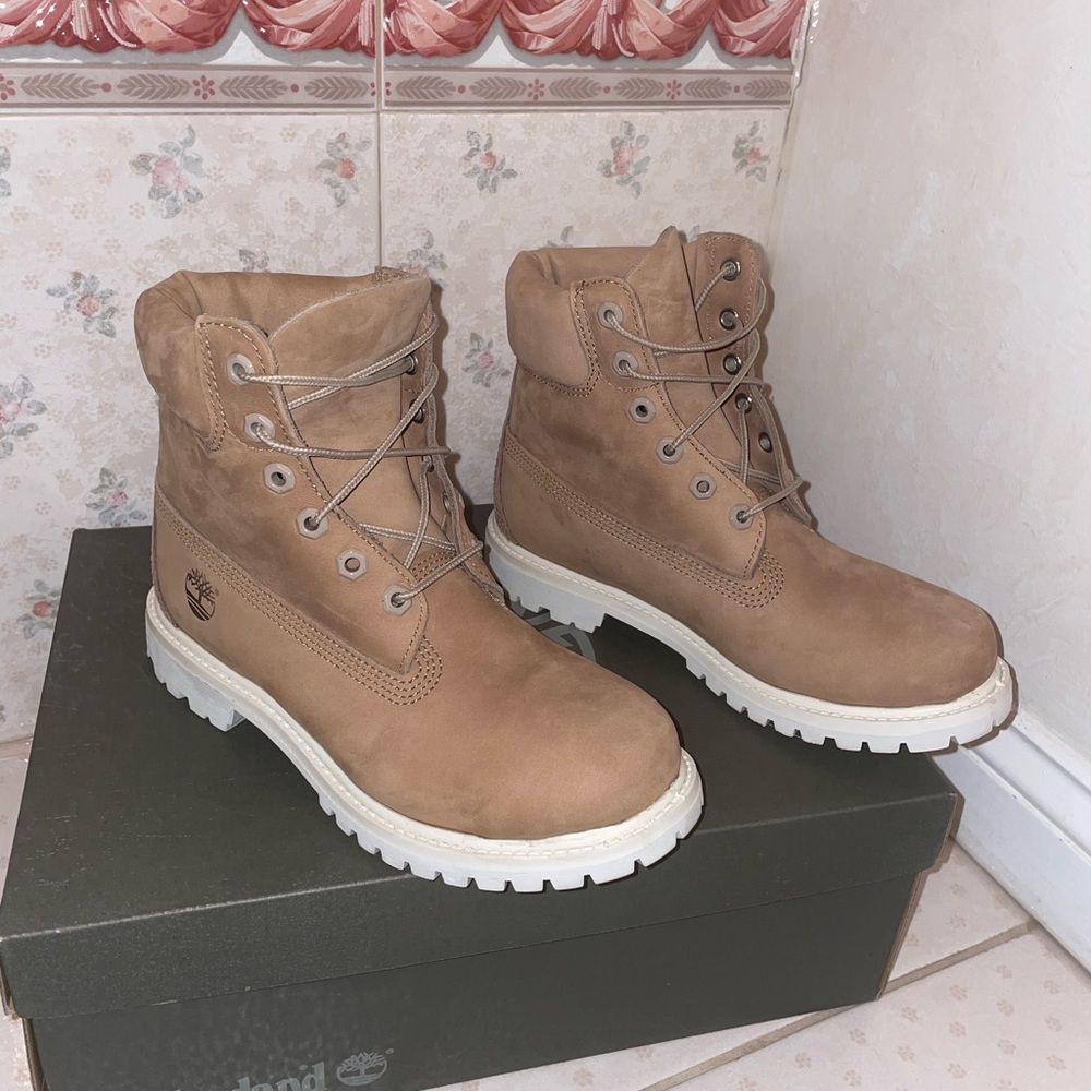 Timberland Nude/White Boots ❄️ - Picture 3 of 11